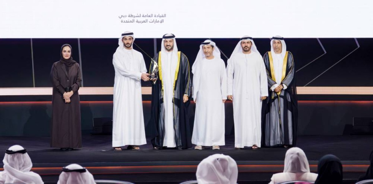 سلطان بن أحمد خلال تكريم شرطة دبي بجائزة أفضل ممارسة اتصالية في دعم المسؤولية الاجتماعية
