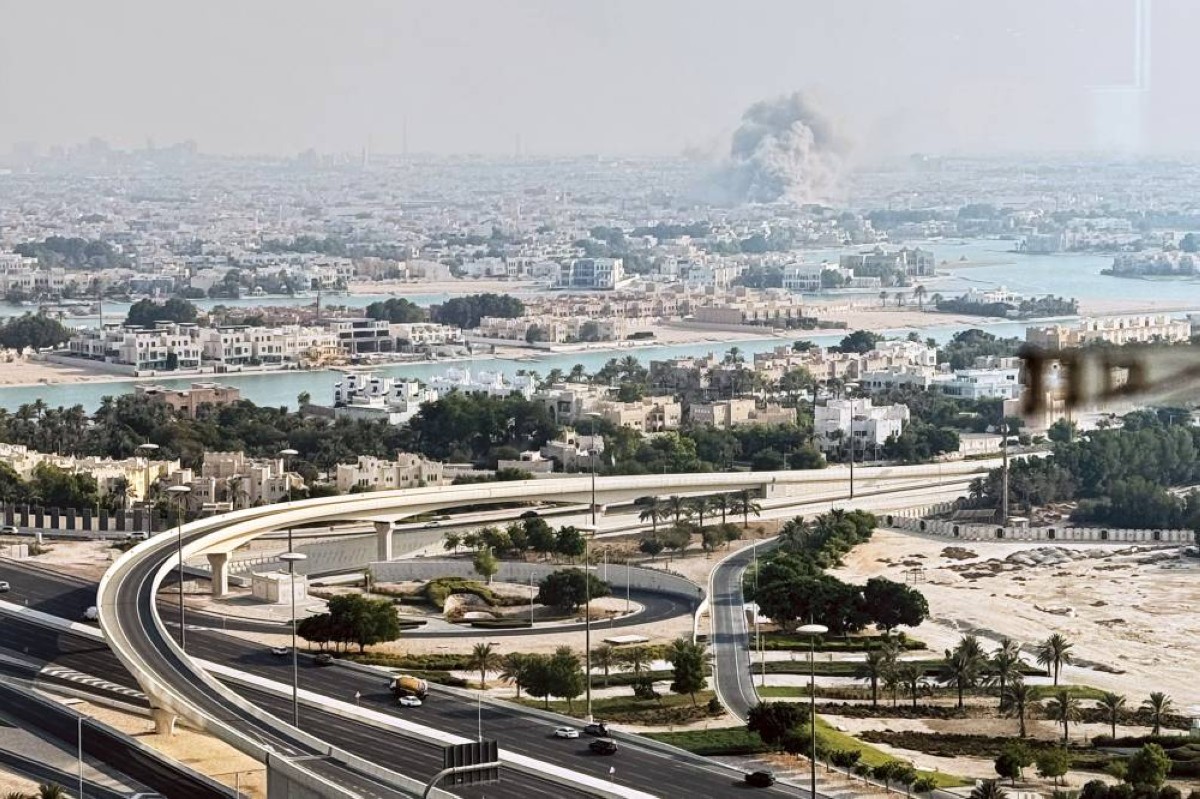 تصاعد أعمدة الدخان إثر الهجوم الإسرائيلي على مبنى بحي كتارا في الدوحة 