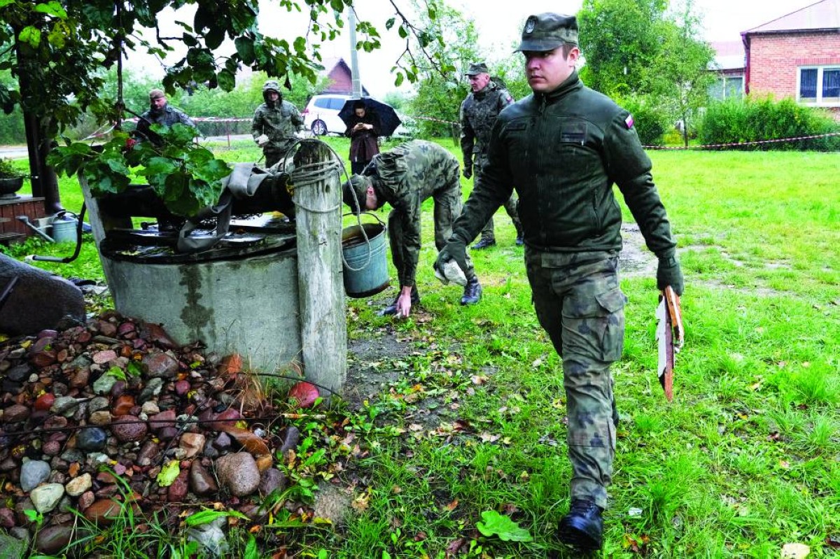 عناصر أمن بولنديون يجمعون حطام المسيّرات قرب لوبلين