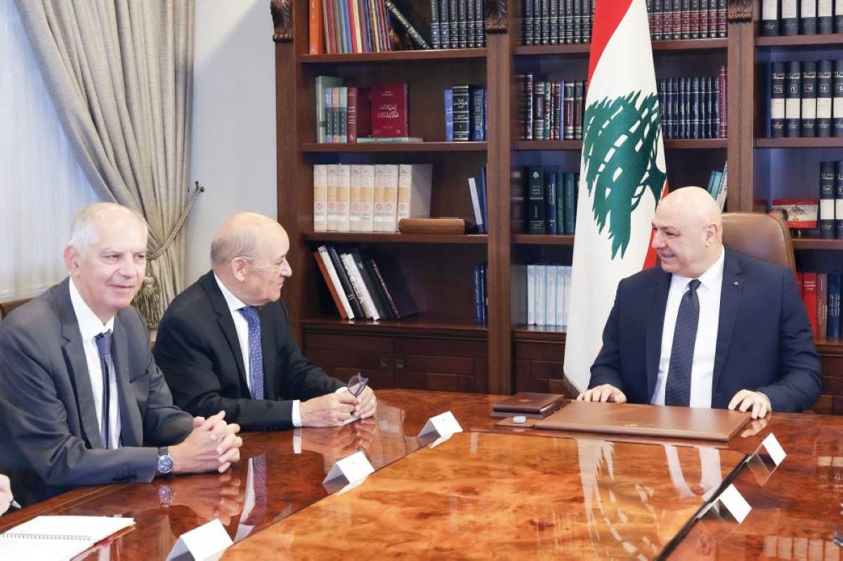 جوزيف عون خلال استقباله الموفد الفرنسي جان إيف لودريان في بيروت  


