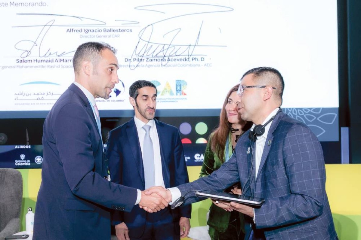 محمد الشامسي وسالم المري خلال تبادل إحدى مذكرات التفاهم مع الجانب الكولومبي