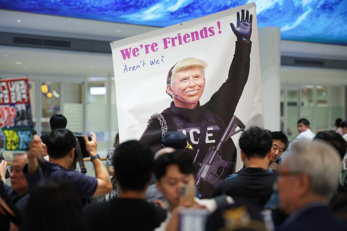 لافتة عن ترامب في استقبال العمال الكوريين في سيول عقب إطلاق سراحهم في أمريكا