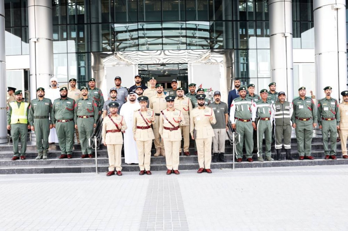 عبدالله المري في لقطة تذكارية مع ضباط الإدارة 