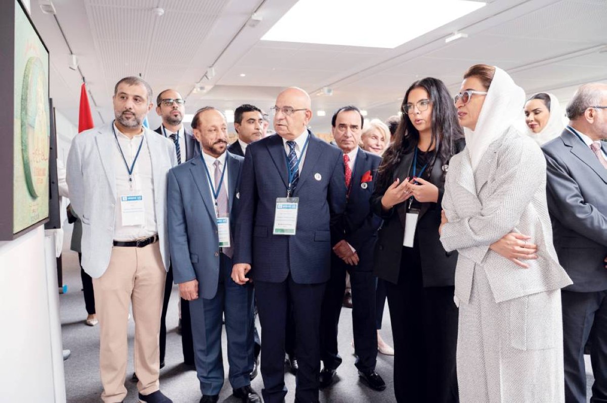 نورة الكعبي وفهد الرقباني وسليمان الجاسم وعبدالحميد أحمد والحضور في جولة بمعرض «كلمات تهوى الجمال»