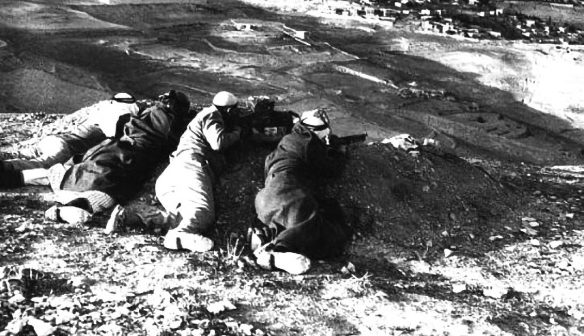 1936  اندلاع معارك كبرى في القدس إثر احتلال الجيش البريطاني لمخفر البراق.