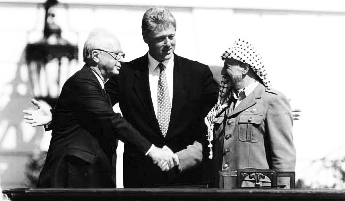 1993 ياسر عرفات وإسحاق رابين يوقعان في واشنطن على اتفاق أوسلو.