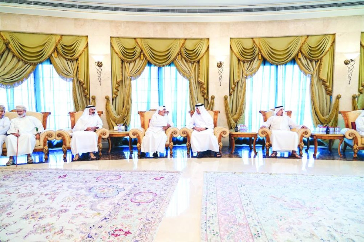 دبي في 13 سبتمبر/ وام/ قدّم صاحب السمو الشيخ سعود بن صقر القاسمي عضو المجلس الأعلى حاكم رأس الخيمة، اليوم، واجب العزاء في وفاة المغفور له حسين بن عبدالرحمن خانصاحب.
وأعرب سموه، خلال تقديمه واجب العزاء في مجلس العزاء بمنطقة المزهر في دبي، عن خالص تعازيه وصادق مواساته لأسرة الفقيد، داعياً المولى عز وجل أن يتغمده بواسع رحمته، ويسكنه فسيح جناته، ويلهم أهله وذويه جميل الصبر والسلوان.
 