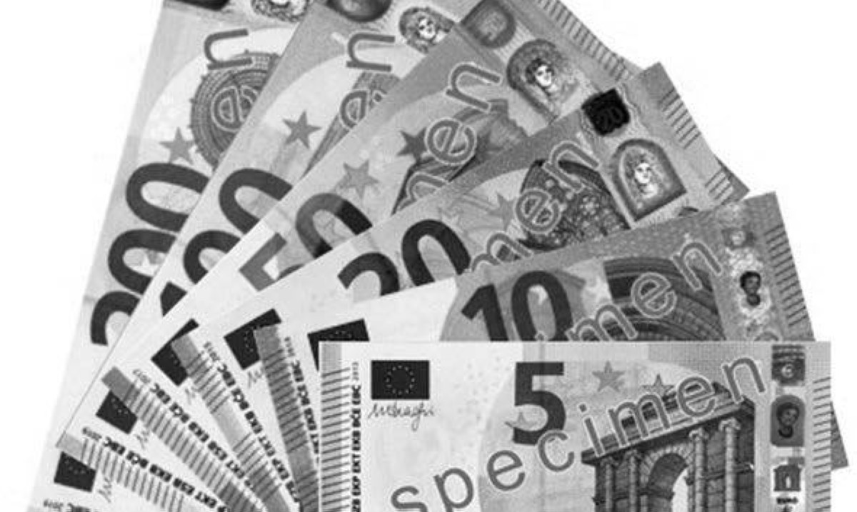 2003 السويد ترفض في استفتاء عام اعتماد اليورو عملة لها
