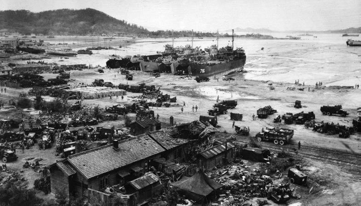 1950 بدء معركة إنشون أثناء الحرب الكورية.
