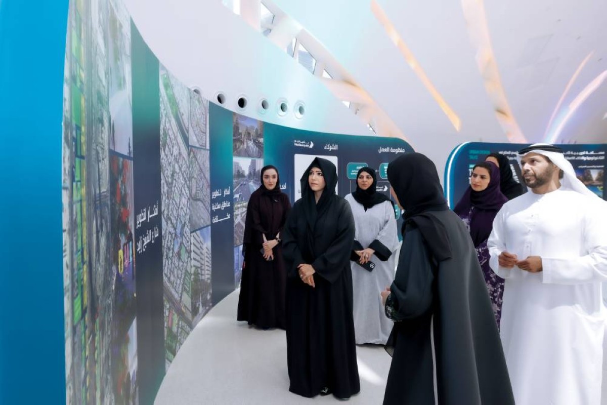 لطيفة بنت محمد تستمع إلى شرح عن مختبر التخطيط والتصميم بحضور مروان بن غليطة 