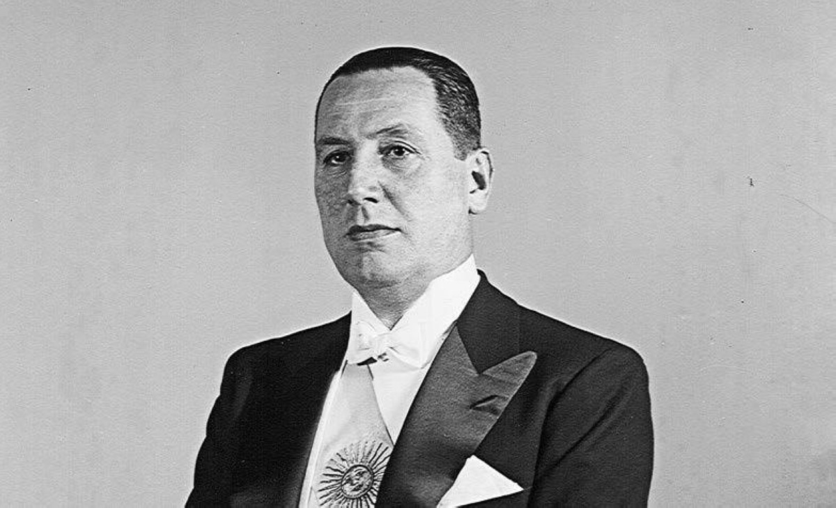 1955 انقلاب عسكري يطيح رئيس الأرجنتين خوان بيرون.
