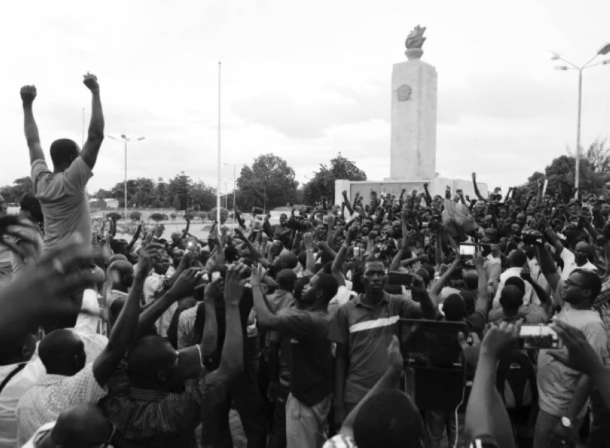 2015 انقلاب عسكري في بوركينا فاسو واعتقال الرئيس ميشيل كافاندو ورئيس الوزراء.
