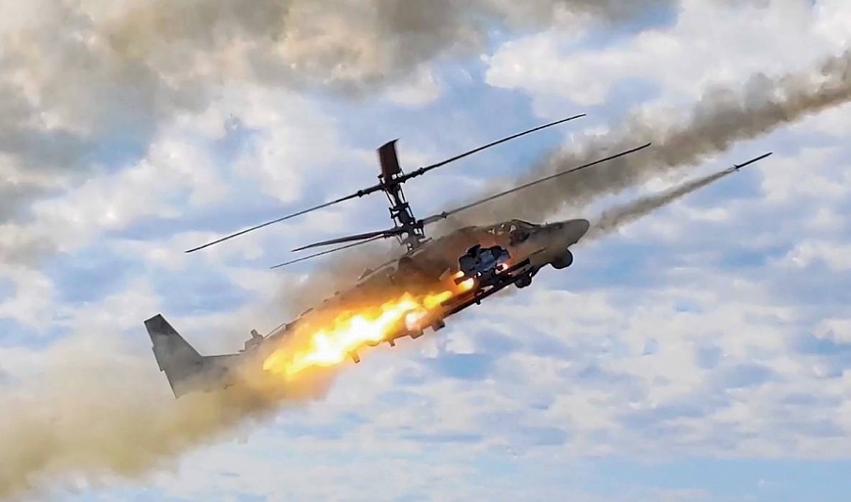 مروحية هجومية تطلق نيرانها خلال مناورات «زاباد 2025» المشتركة بين القوات الروسية والبيلاروسية 
