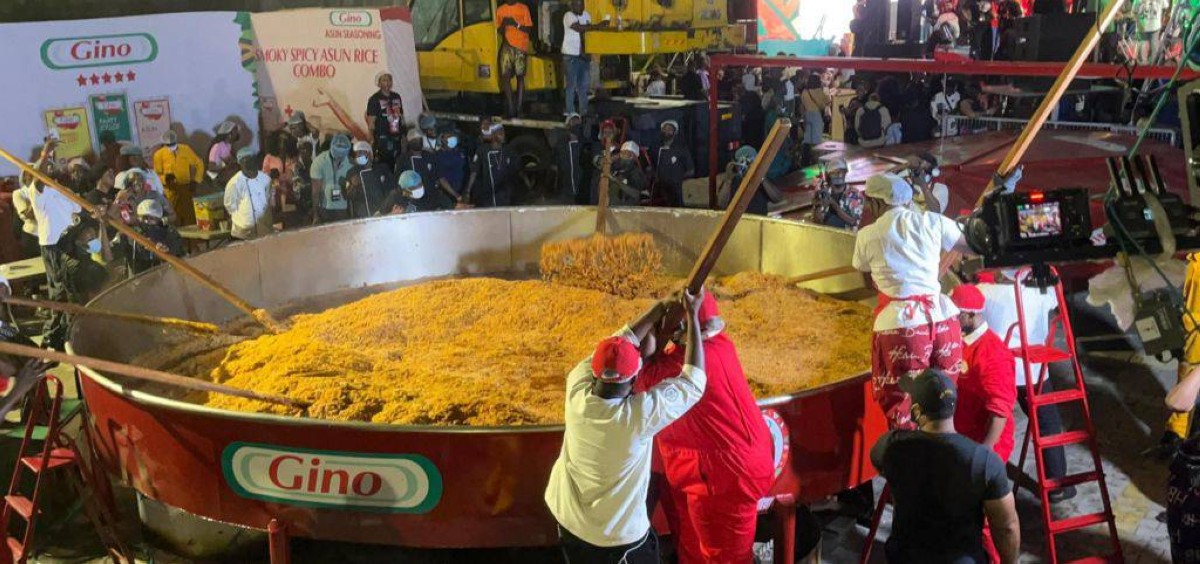 موسوعة غينيس تعتمد الرقم القياسي المسجل في نيجيريا لأكبر طبق أرز جولوف
