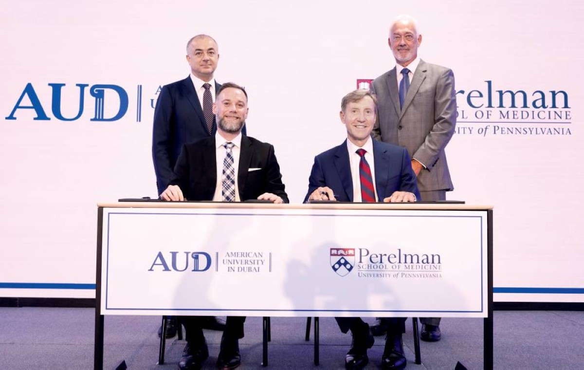 ج. لاري جيمسون وكايل لونغ وإلياس بوصعب وغلين غولتون خلال توقيع الاتفاقية 

