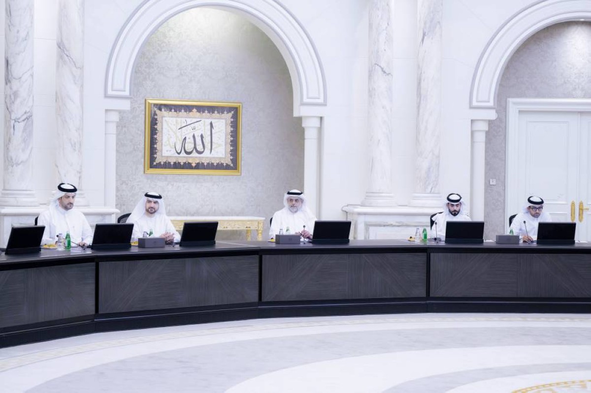 سلطان بن محمد بن سلطان مترئساً اجتماع المجلس بحضور عبدالله بن سالم وسلطان بن أحمد