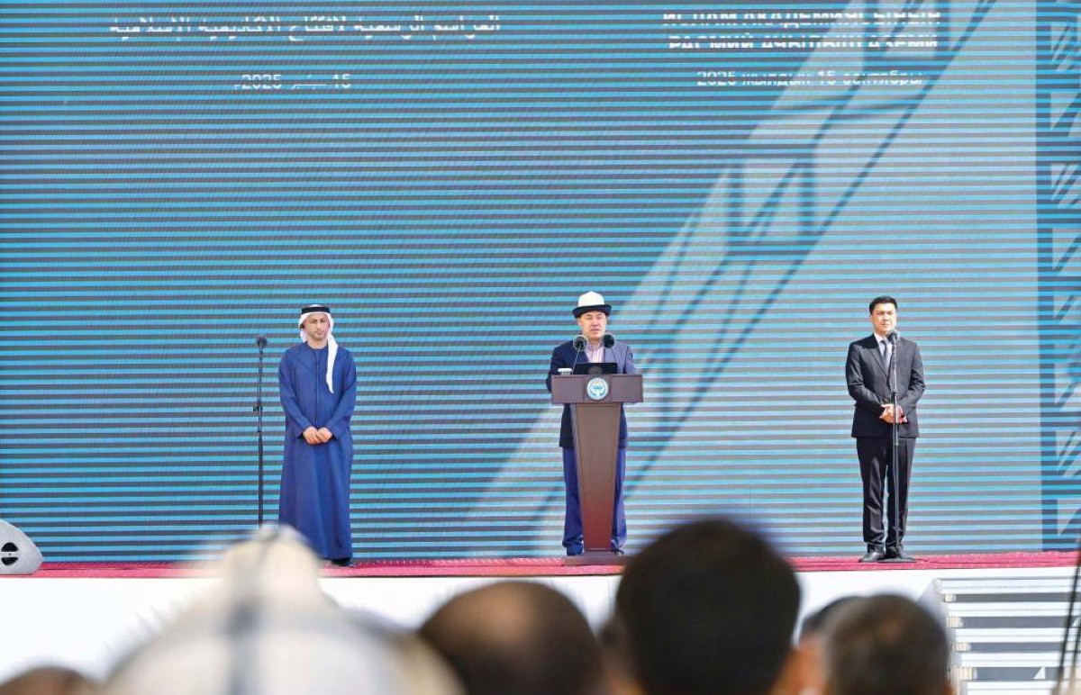 رئيس قيرغيزستان يلقي كلمة خلال الافتتاح بحضور مهنا المهيري|