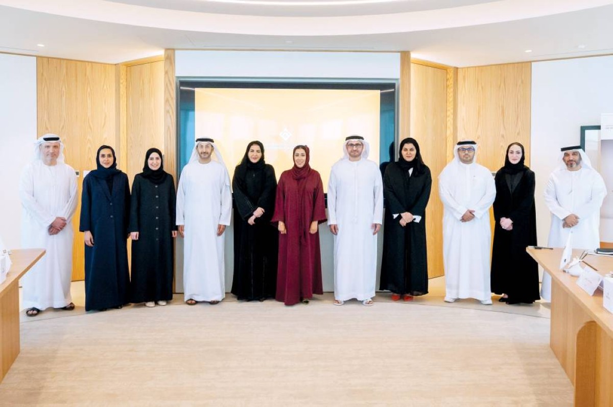 منى المري عقب الاجتماع بحضور عبدالله آل صالح وعمر الشامسي ونورة السويدي والريم الفلاسي وفيصل المهيري وحنان أهلي وخالد الهرمودي وحصة تهلك وأحمد آل ناصر وموزة السويدي