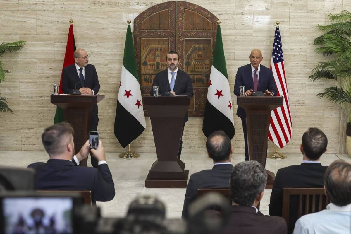 أسعد الشيباني يتوسط أيمن الصفدي وتوماس براك خلال مؤتمر صحافي في دمشق بعد توقيع خريطة الطريق 
