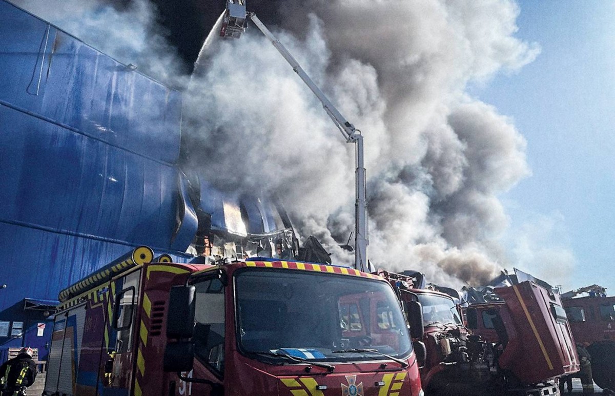 مركبات إطفاء خلال إخماد حريق مستودع بالقرب من كييف بعد تعرضه لغارة روسية بطائرة مُسيّرة |

