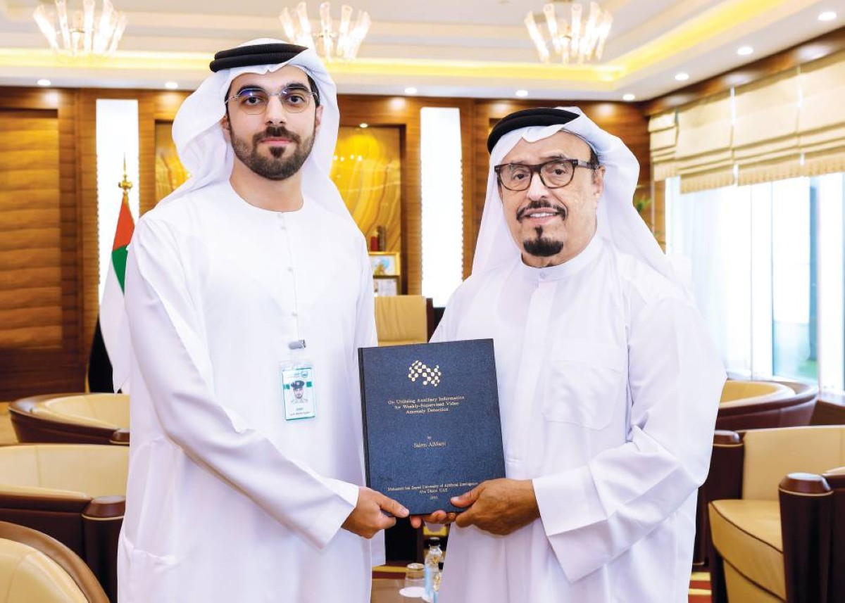 ضاحي خلفان خلال تسلّمه نسخة من الرسالة