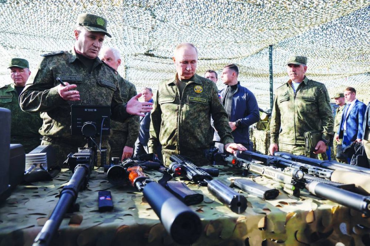 بوتين يطلع على أسلحة خلال زيارته لمنطقة المناورات الروسية البيلاروسية «زاباد» في نيغني نوفغورود
