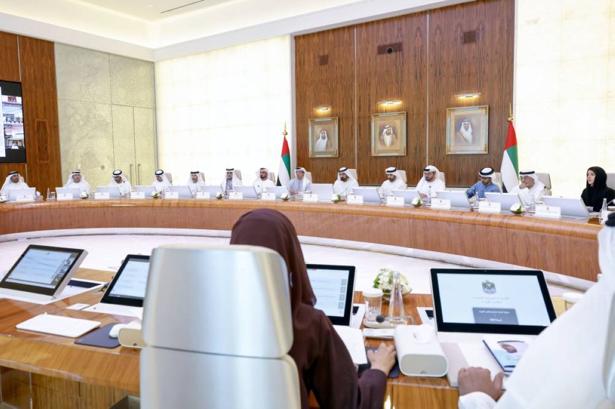 محمد بن راشد مترئساً اجتماع مجلس الوزراء بحضور منصور بن زايد وحمدان بن محمد وسيف وعبد الله بن زايد ونهيان بن مبارك ومحمد القرقاوي وعبد الرحمن العويس ومحمد الحسيني وريم الهاشمي وسهيل المزروعي وسلطان الجابر وأحمد الفلاسي وأحمد الصايغ