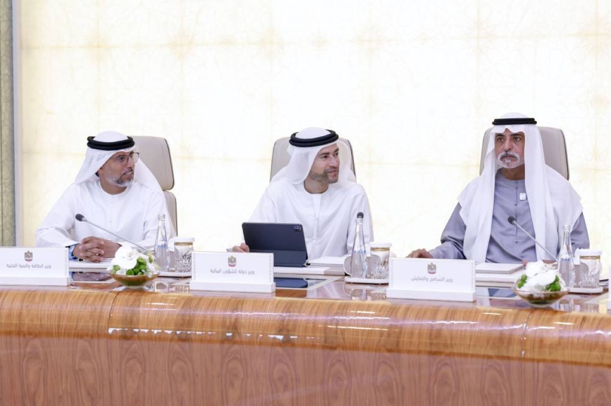 نهيان بن مبارك ومحمد الحسيني وسهيل المزروعي خلال الاجتماع
