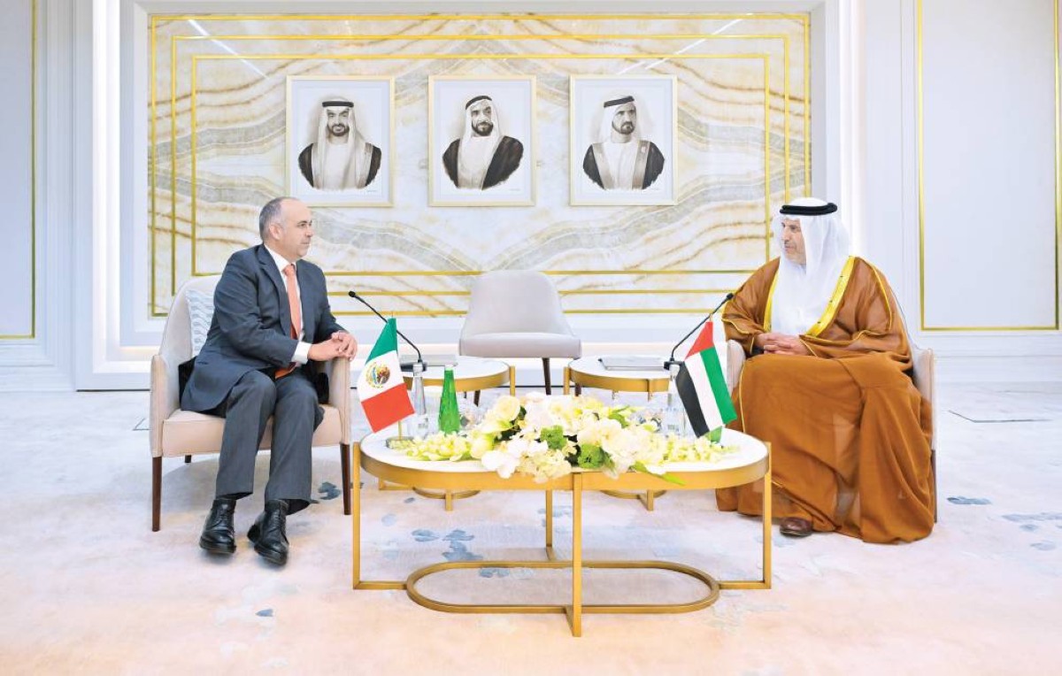 طارق الطاير خلال لقائه مع سيزار غارسيا 


