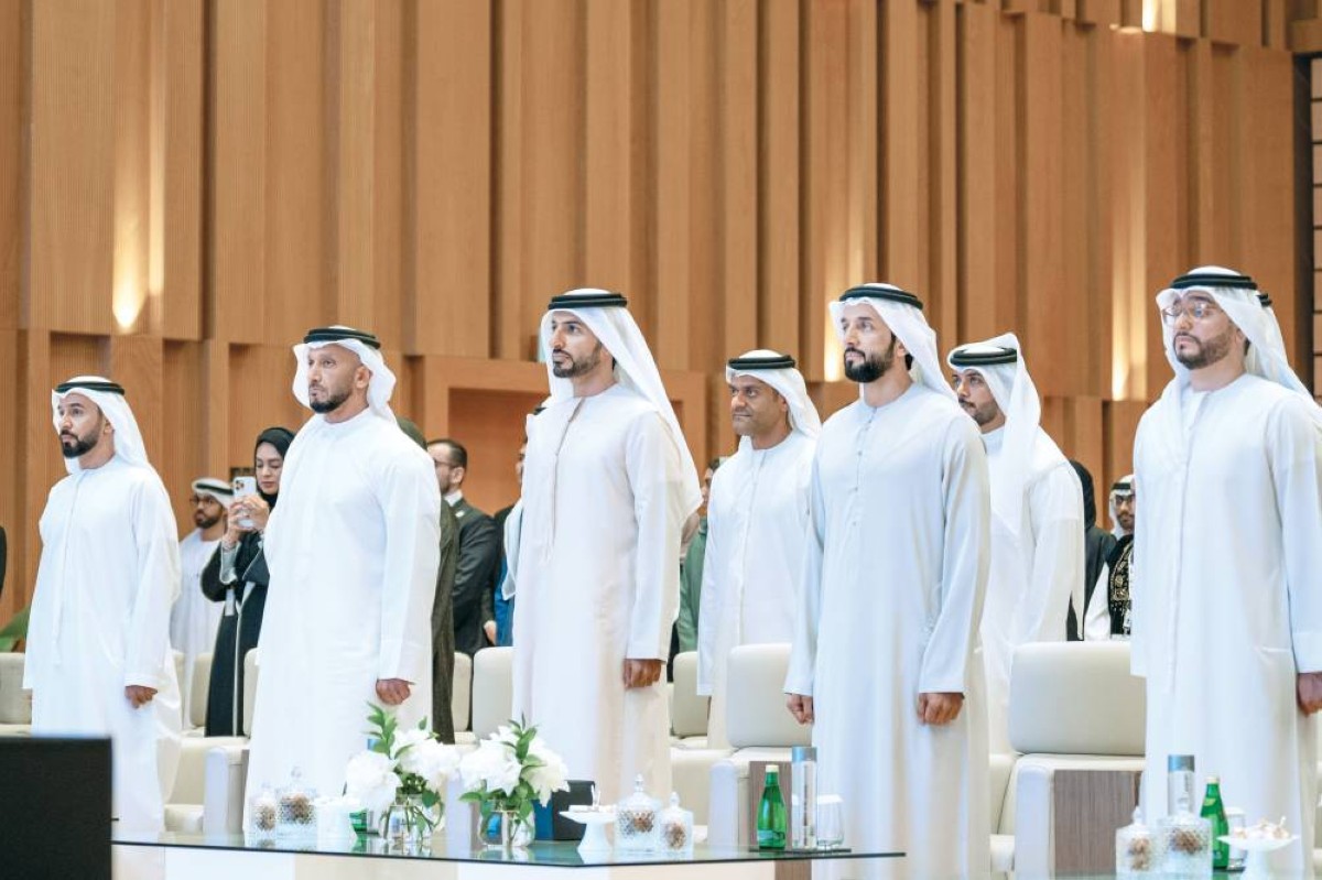 عبدالله آل حامد خلال الجلسة الحوارية بحضور راشد بن حميد وسلطان النيادي 


