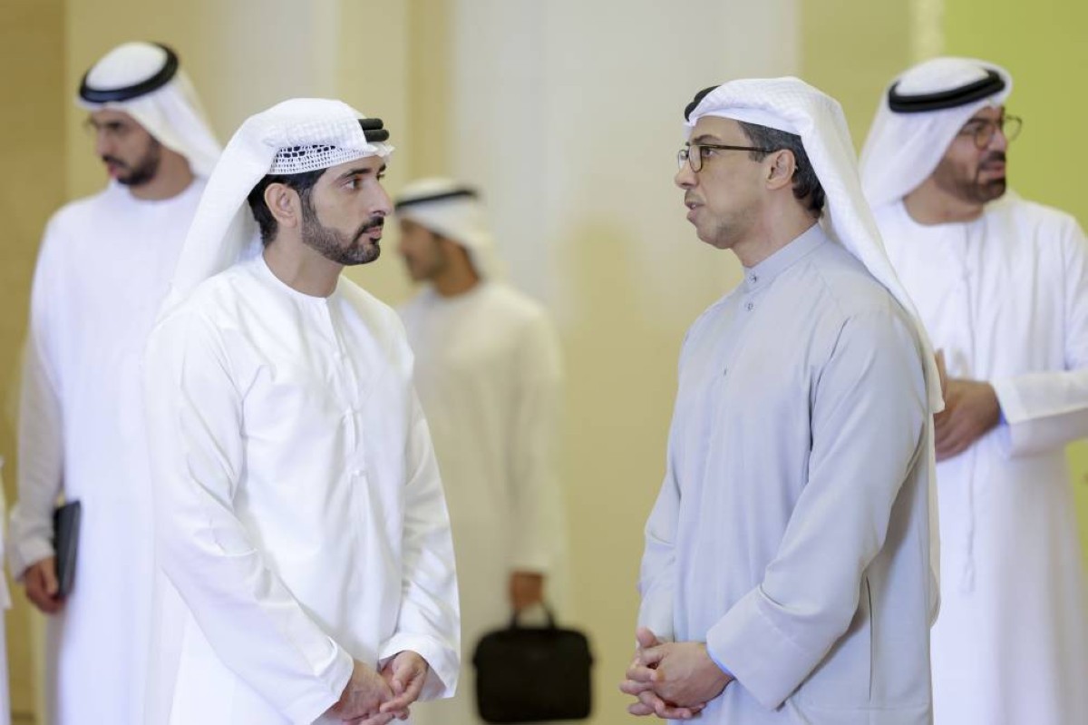 منصور بن زايد في حديث مع حمدان بن محمد بحضور محمد القرقاوي وعمر العلماء
