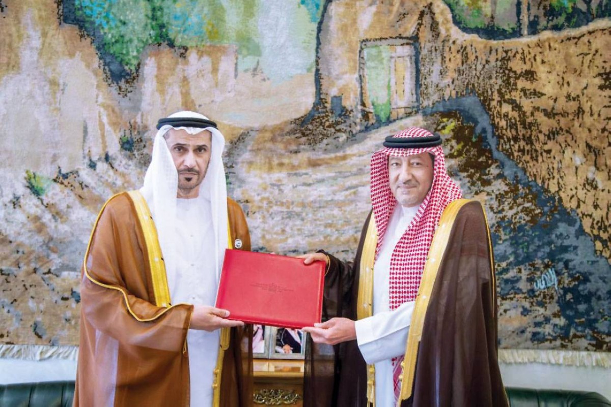 مطر الظاهري مقدماً نسخة اعتماده إلى وليد الخريجي