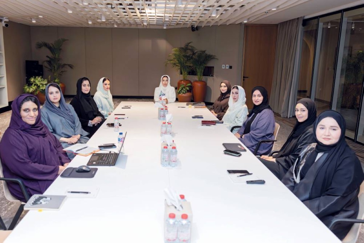 منى المرّي خلال ترؤسها اجتماع مجلس إدارة مؤسسة دبي للمرأة بحضور هالة بدري وهدى الهاشمي وموزة المري وخولة المهيري وهدى بوحميد وخديجة البستكي وفهيمة البستكي ونعيمة أهلي 
