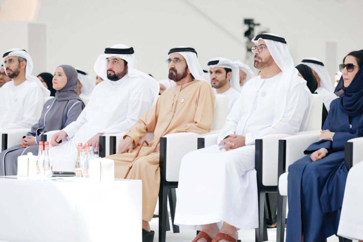 محمد بن راشد خلال اللقاء بحضور أحمد بن محمد ومحمد القرقاوي وعهود الرومي وعمر العلماء ومريم الحمادي