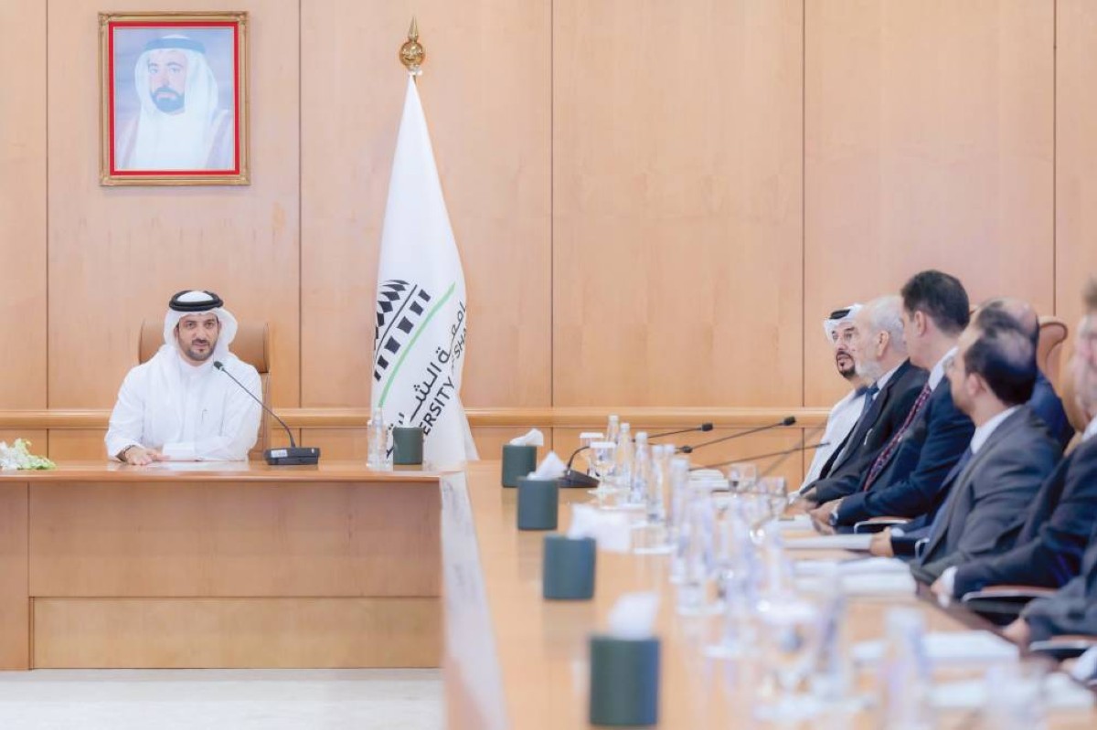 سلطان بن أحمد خلال استقباله أعضاء الهيئة التدريسية الجدد في جامعة الشارقة