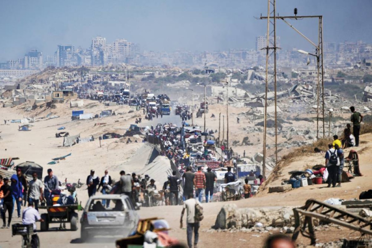 نازحون فلسطينيون يفرون من مدينة غزة سيراً على الأقدام وبالمركبات حاملين أمتعتهم باتجاه جنوب غزة 
