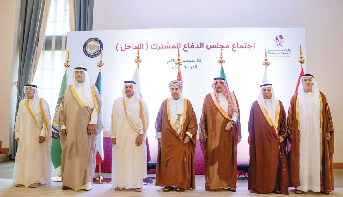 الوزراء المشاركون في اجتماع مجلس الدفاع المشترك في الدوحة