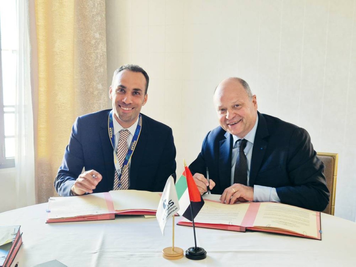 سالم المري وليونيل سوشيه خلال توقيع مذكرة التفاهم