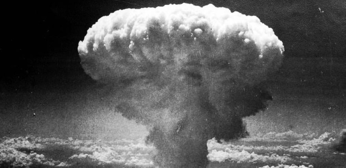 1957 -  الولايات المتحدة تقوم بأول اختبار لتفجير قنبلة نووية تحت سطح الأرض.