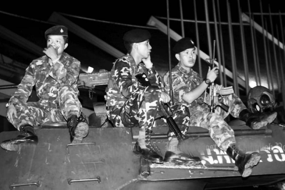 2006 - الجيش التايلندي ينقلب على رئيس الوزراء، ثاكسين شيناواترا، أثناء وجوده في نيويورك، ويعلن حالة الطوارئ.