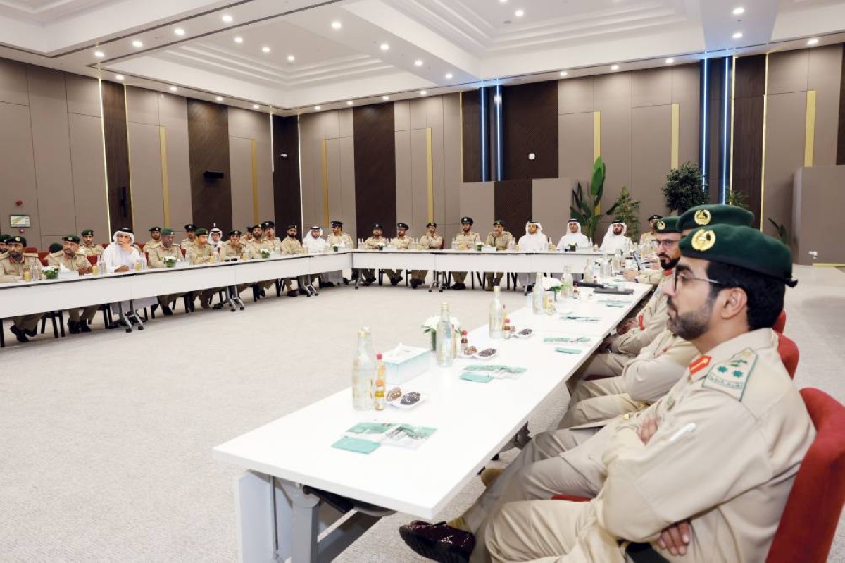 عبدالله المري وكبار الضباط خلال الاجتماع