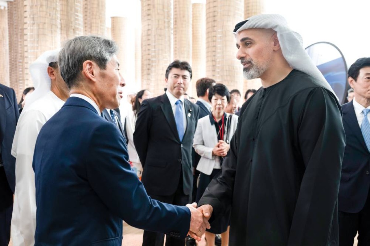 خالد بن محمد خلال لقائه عدداً من أعضاء البرلمان الياباني وممثلي جمعية الصداقة 