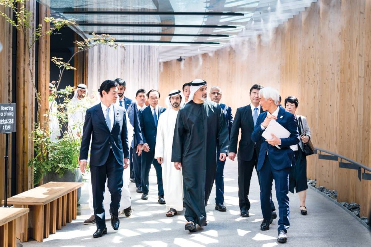 سموه خلال زيارته جناح اليابان في إكسبو أوساكا بحضور خليفة بن طحنون