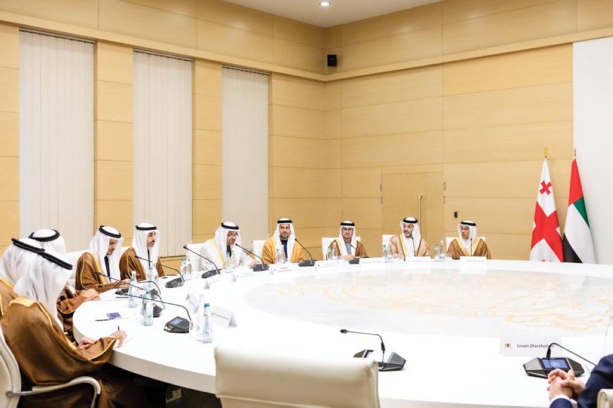 محمد بن زايد خلال المباحثات بحضور حمدان بن محمد بن زايد ومحمد بن حمد بن طحنون وعلي الشامسي وأحمد المزروعي وفيصل البناي ومحمد العبار