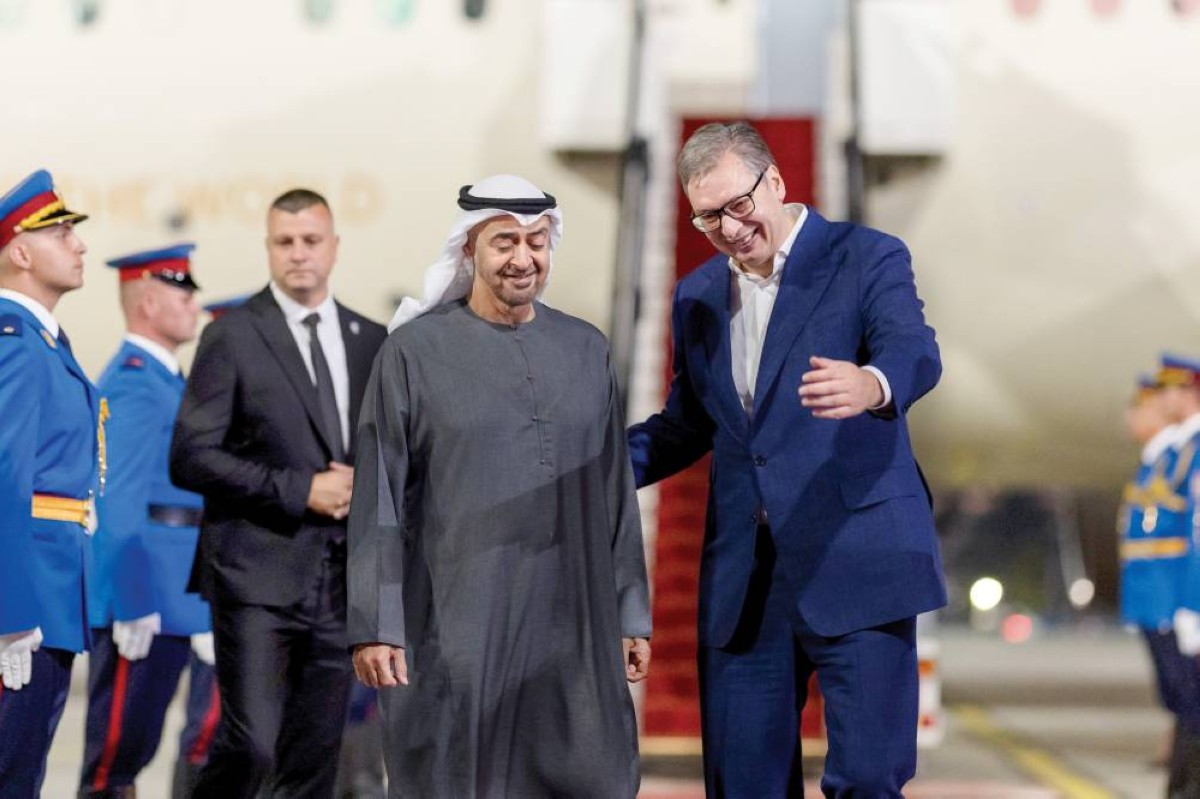 محمد بن زايد لدى وصوله إلى بلغراد وألكسندر فوتشيتش في استقباله
