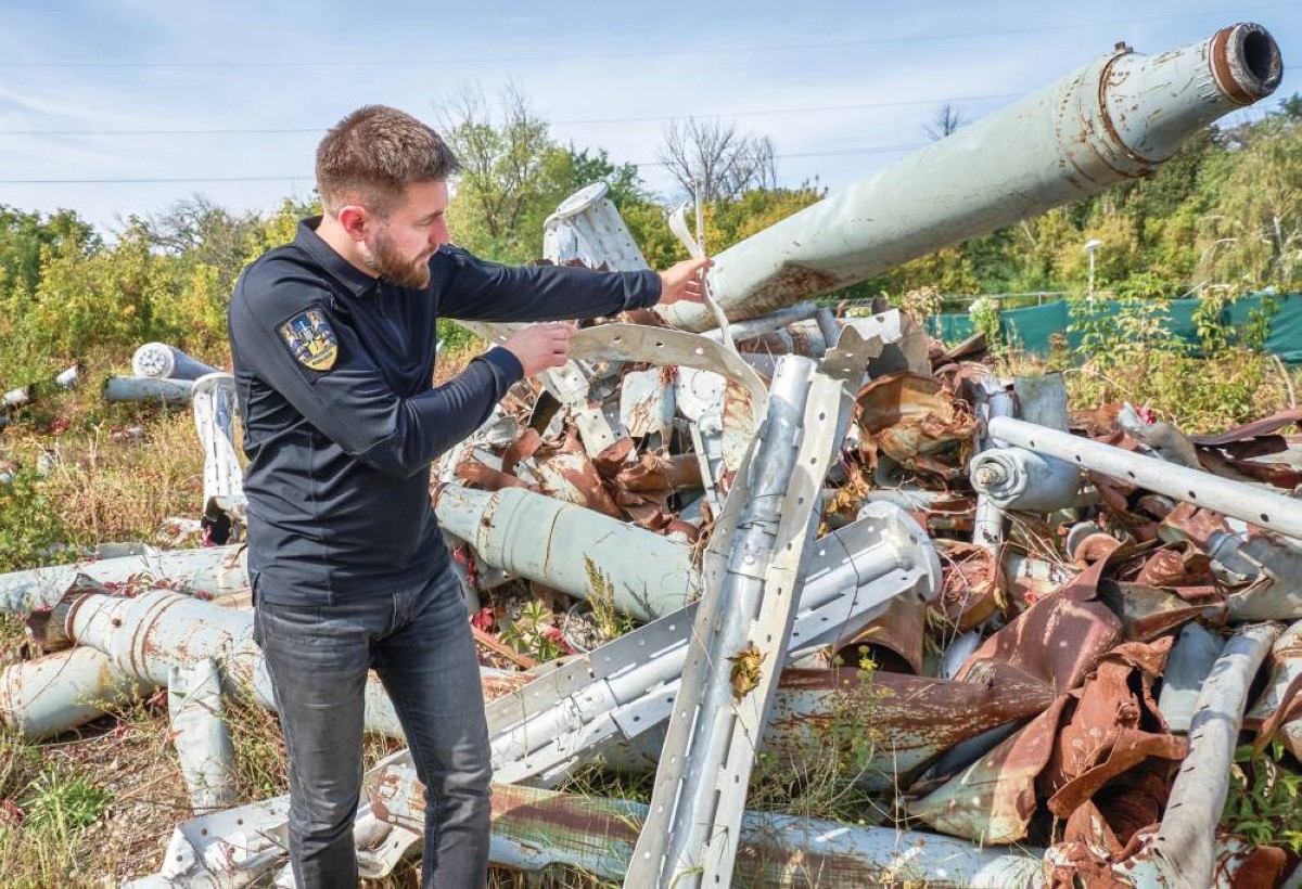 مسؤول أوكراني يجمع عينات من حطام مسيّرات وصواريخ وذخائر في خاركيف
