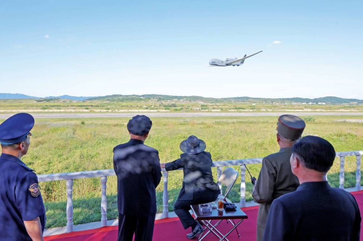 كيم جونغ أون أثناء إشرافه على اختبار أداء طائرات هجومية تكتيكية دون طيار في موقع غير معلن 


