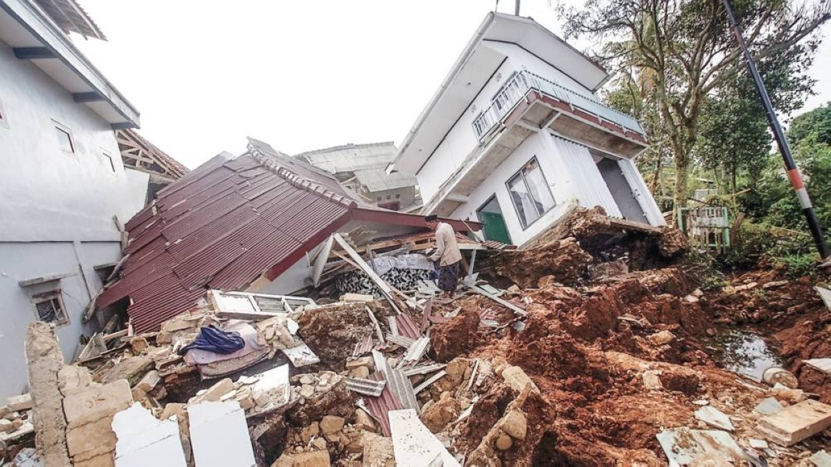 أبنية منهارة إثر زلزال قوي ضرب إحدى المناطق في إندونيسيا