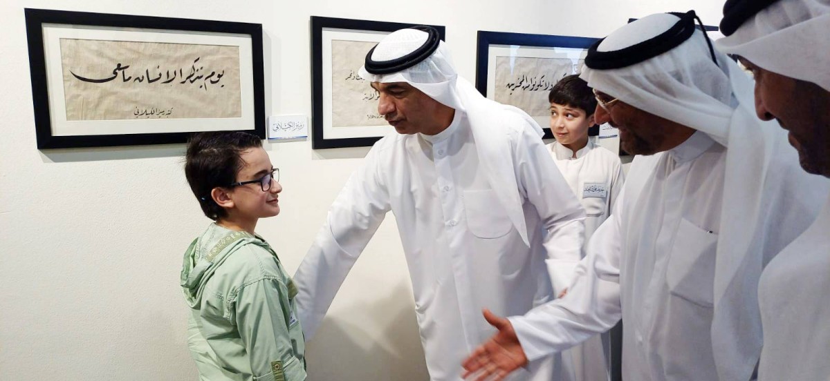 رَميز الكيلاني أصغر مُشارك في معرض كتاتيب للخط بالشّارقة