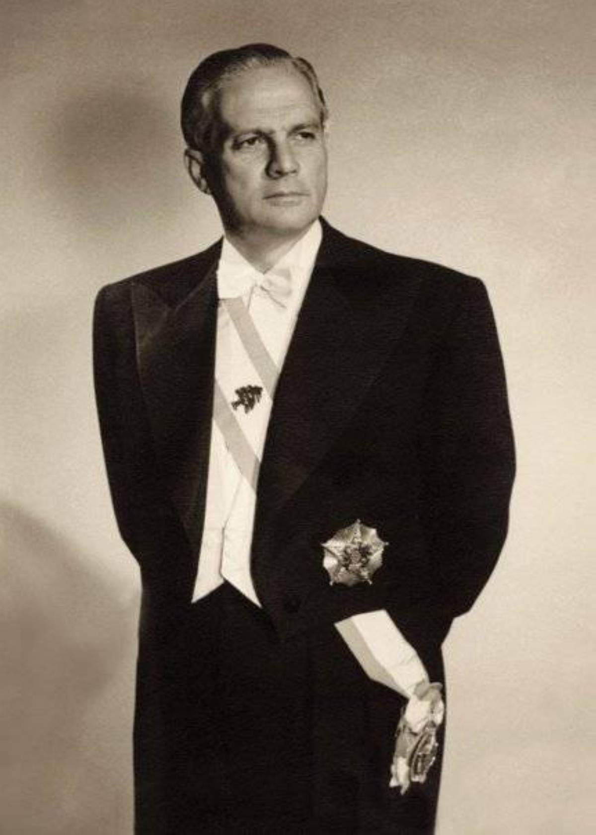 1952 انتخاب كميل شمعون رئيساً للبنان وذلك بعد أيام من استقالة الرئيس بشارة الخوري
